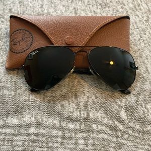 Black Ray-Ban Aviators
